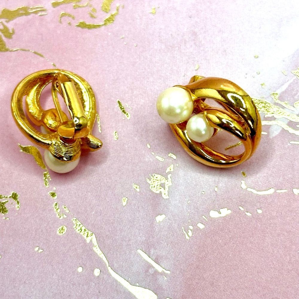 Avon Women's Vintage Goldtone Swirl Faux Pearl Clip on Earrings - Picture 3 of 5